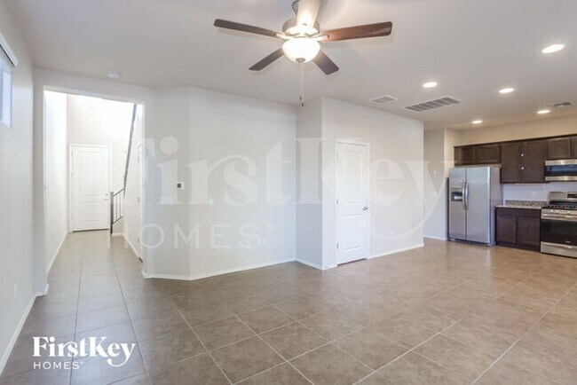 Building Photo - 2852 N Fair Oaks Ave