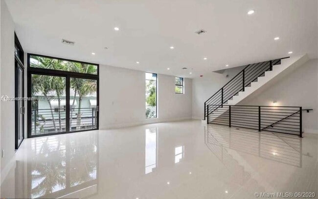 Building Photo - 909 NE 16th Ter  6 Fort Lauderdale Fl 33304