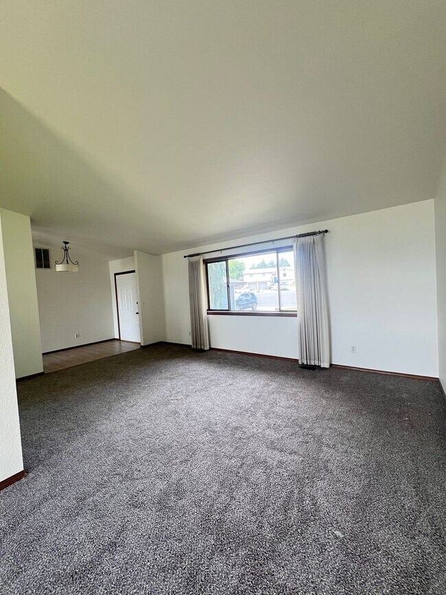Building Photo - Beautiful 4 Bedroom Home on the Lake