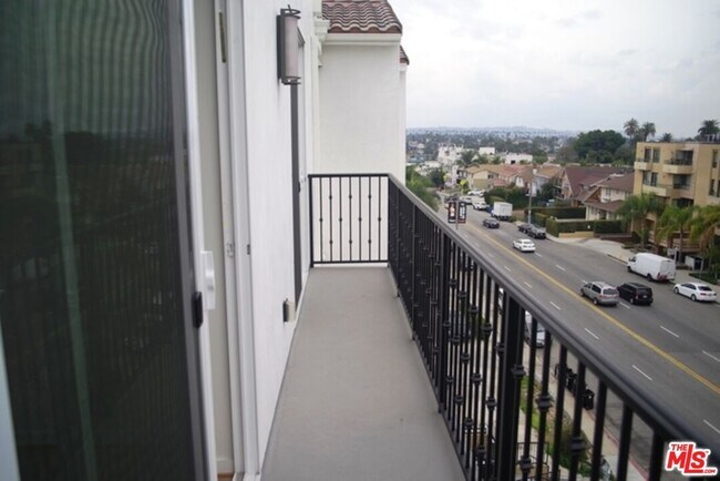 Building Photo - 850 S Crenshaw Blvd