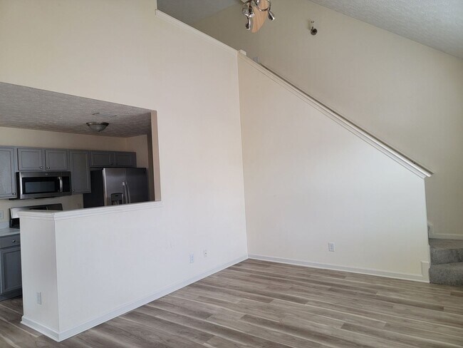 Foto del edificio - Lake Front Property. Loft - Swim/Tennis - Stainless Steel Appliances