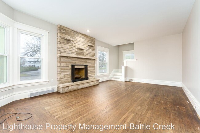 Building Photo - 3 br, 1.5 bath House - 401 E Green St