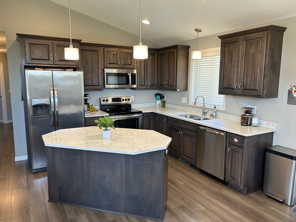 Foto principal - 4724 Lakeland Ave N