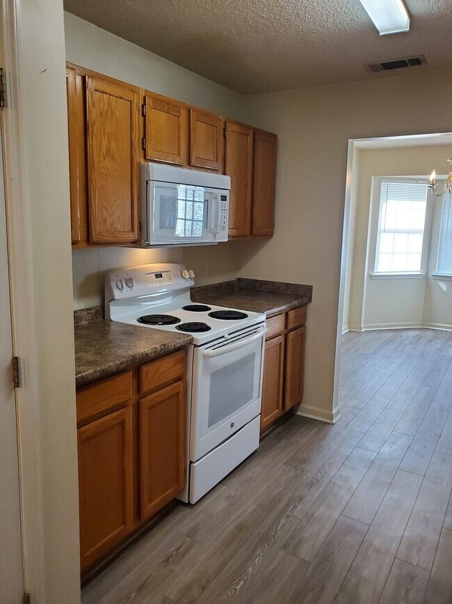 Building Photo - **Available Now** Spacious 3 Bedroom 2 Bat...