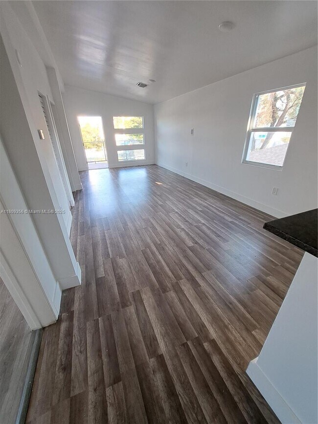Foto del edificio - 5266 NW 24th Ave