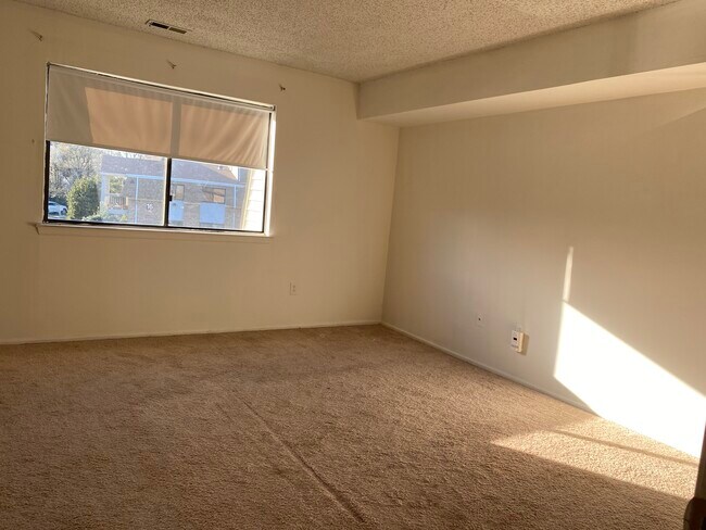 Building Photo - 1308 Edison Glen Ter