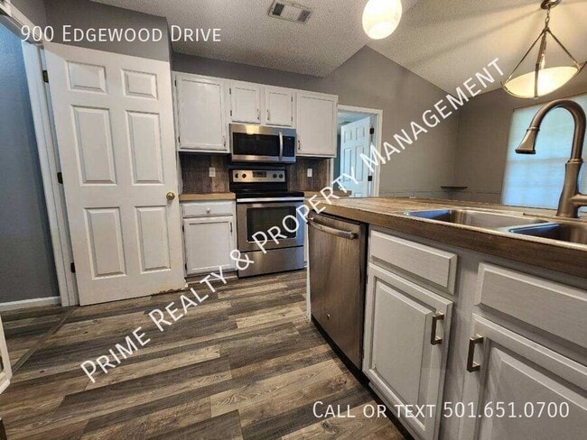 Building Photo - 900 Edgewood Dr