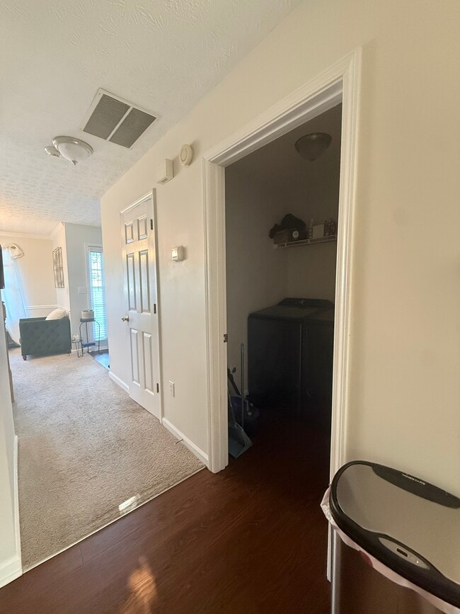 Building Photo - 380 Birchmere Close SW