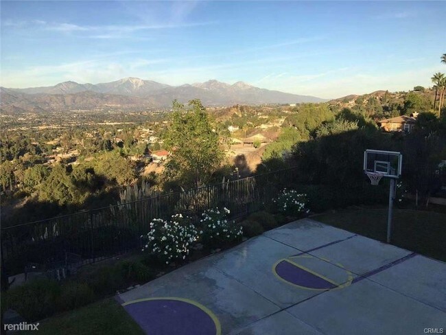 Foto del edificio - 4 br, 4 bath House - 2941 E Hillside Dr