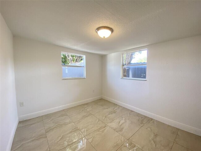 Foto del edificio - 2250 NW 103rd St