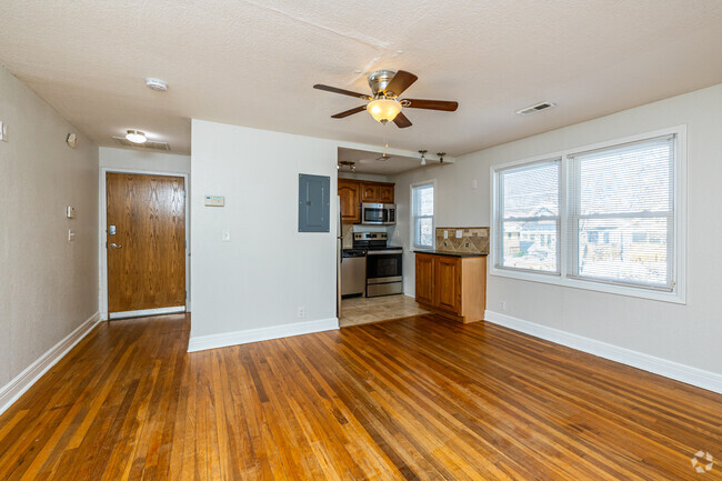 2BR, 1BA - 725 SF - Dining Room - Westport Manor Apartments