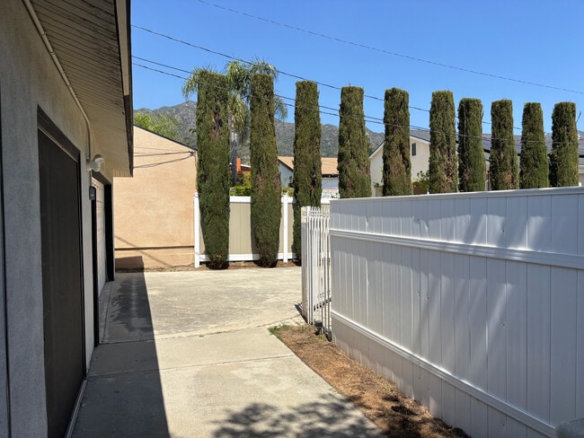 Building Photo - 1013 E Santa Anita Ave