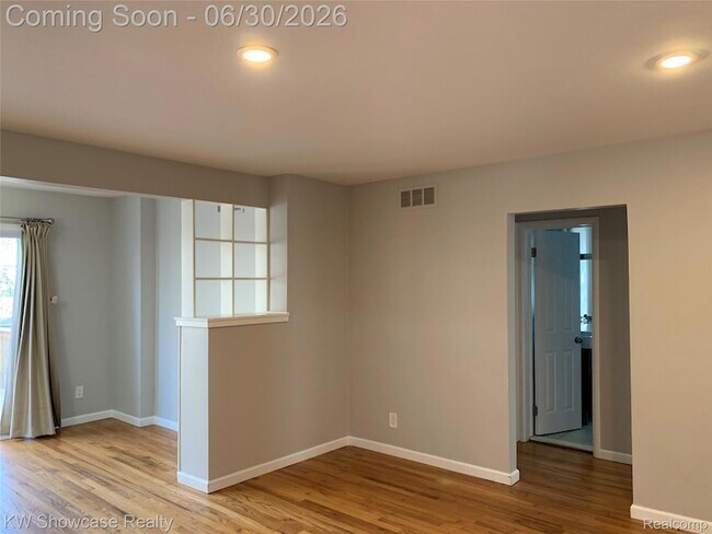 Building Photo - 2050 Wycliffe Ave