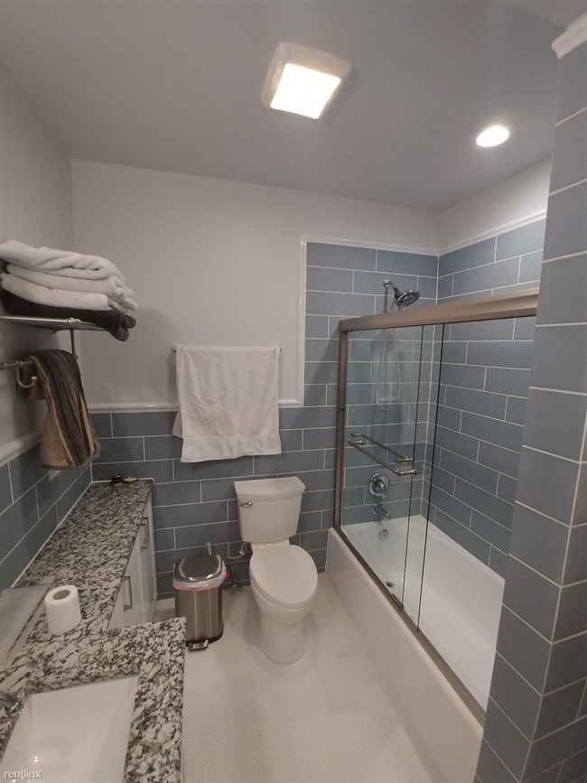 Building Photo - 347 W Dickens Ave
