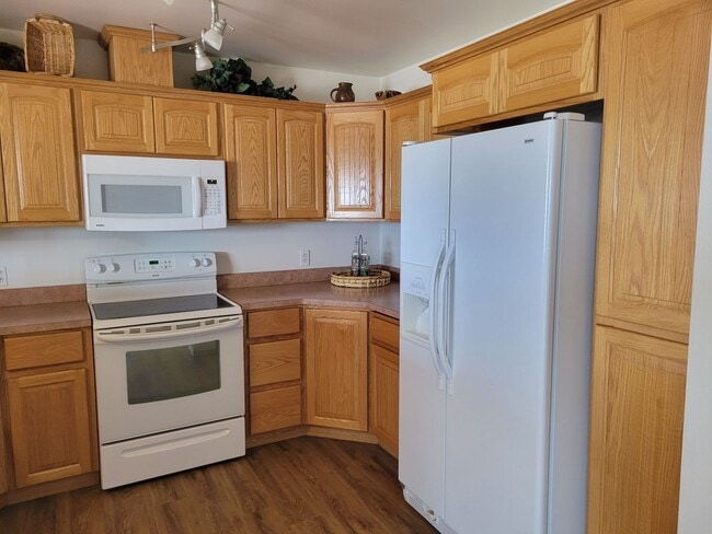Building Photo - Unfurnished Long Term