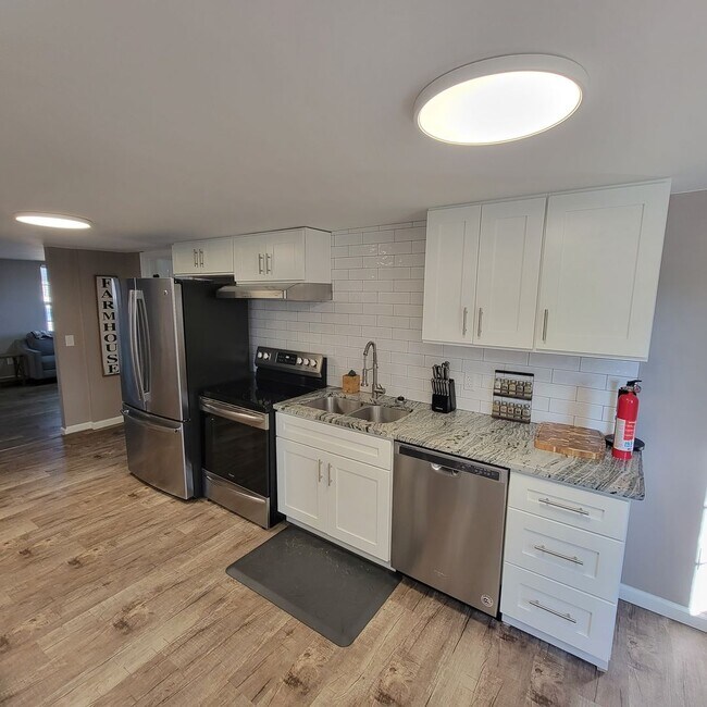 Foto del edificio - 4 Bed, 2 Bath Home for Lease-Furnished-Sparta,TN