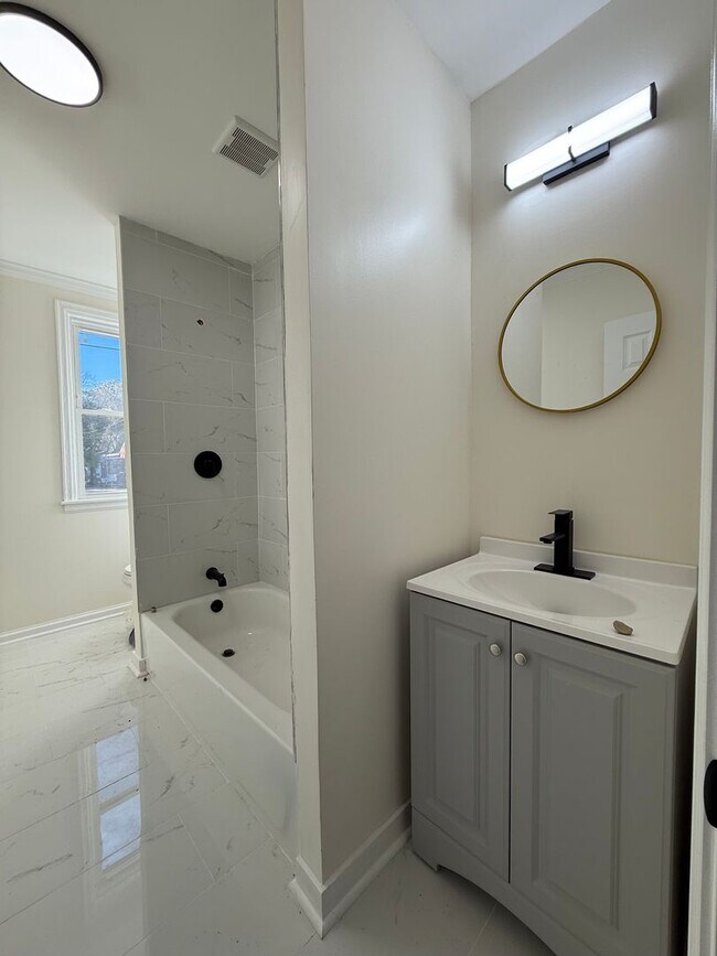 Foto del edificio - Recently remodeled 3-bedroom, 2-bath home located in East Montgomery.