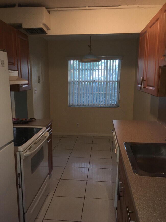 kitchen - 3121 NW 47th Terrace