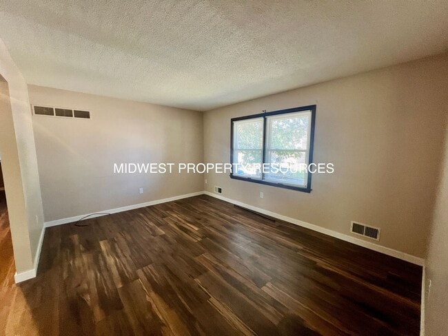 Building Photo - Freshly Updated 3 Bedroom Duplex