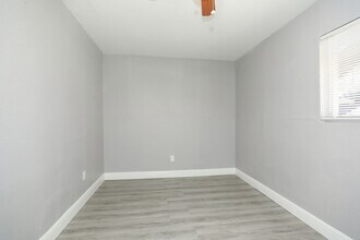 Building Photo - 8127 Colonial Ln