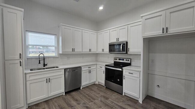 Building Photo - 2817 Vinnie Street - C
