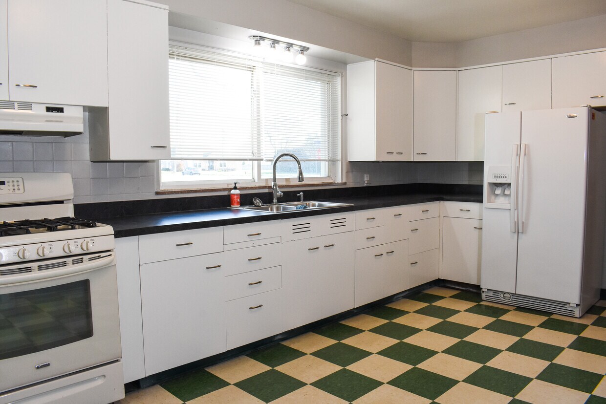 Kitchen with south facing window - 30260 Harper Ave