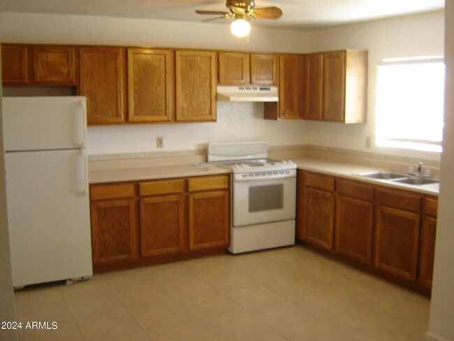 Building Photo - 450 Palm Dr