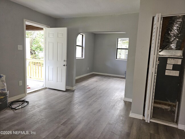 Building Photo - 1407 W 31st St
