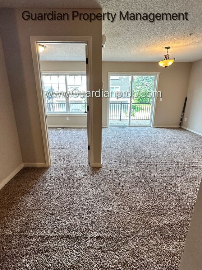 Foto del edificio - Champlin Town Home, 2 Car Garage, Balcony,...