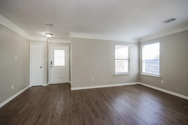 Foto del edificio - 11311 Log Cabin Ln