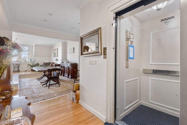 Building Photo - 122 Beacon St