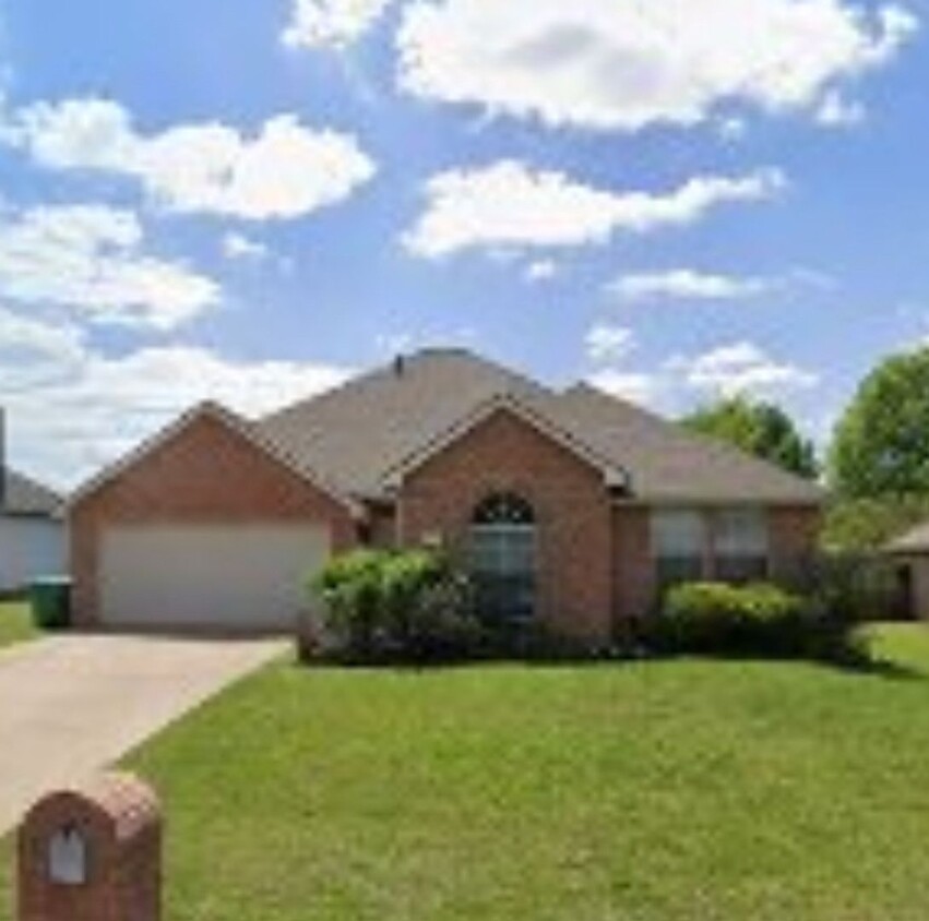 Foto principal - Beautiful 4 bedroom and 3 bath home