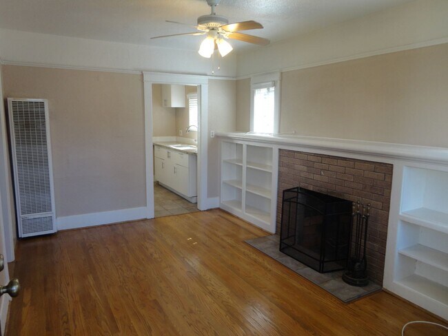 Foto del edificio - Two Bedroom One Bath Cottage with Hardwood Floors and Patio! Move in Special $1000 off 1st Month'...