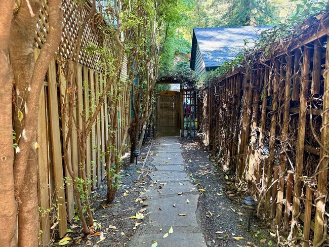 Foto del edificio - PEACEFUL MADRONE CANYON ONE BEDROOM COTTAGE NEAR DOWNTOWN LARKSPUR