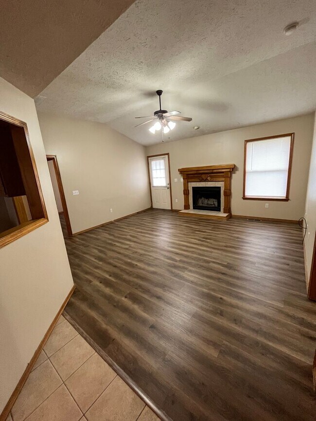 Building Photo - 3 bedroom 2 bath home in Ozark!  AVAILABLE NOW!