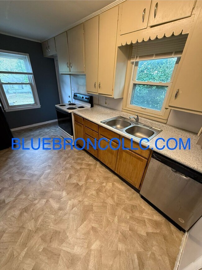 Foto del edificio - Beautiful 2 bedroom 1 bathroom home with 1...