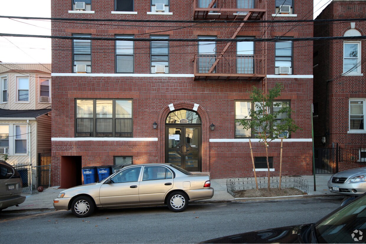 Foto del edificio - 39-55 64th St