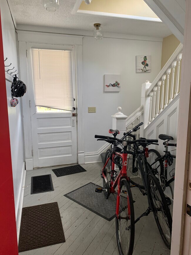 Foyer - 624 S Governor St