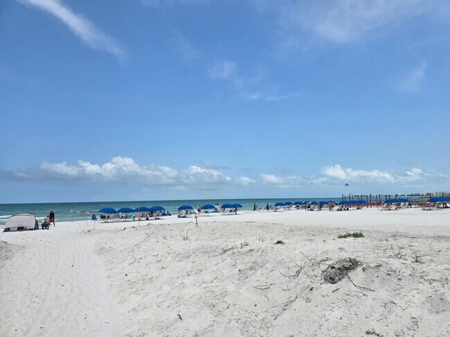 Foto del edificio - Steps to One of the Finest Beaches – Spaci...