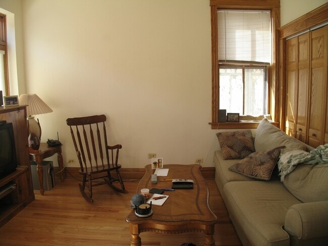 Building Photo - 713 W Wrightwood Ave