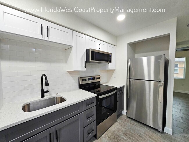 Building Photo - OUTSTANDING DOWNTOWN SARASOTA LOCATION! FU...