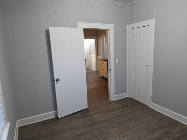 Building Photo - 105 Rhodes St