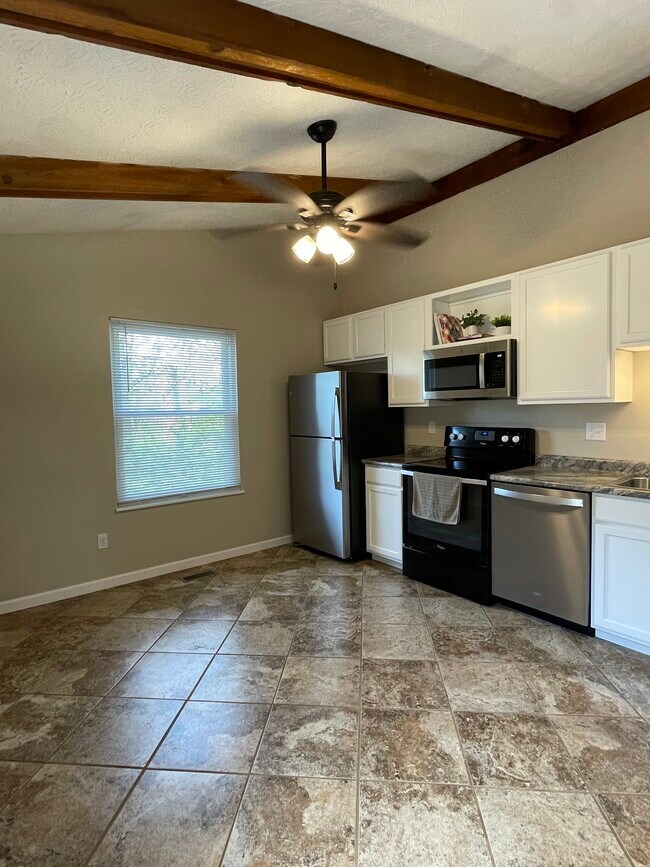 Cocina: techo abovedado, suelo de baldosas, ventilador de techo. - 1277 Tallberry Dr