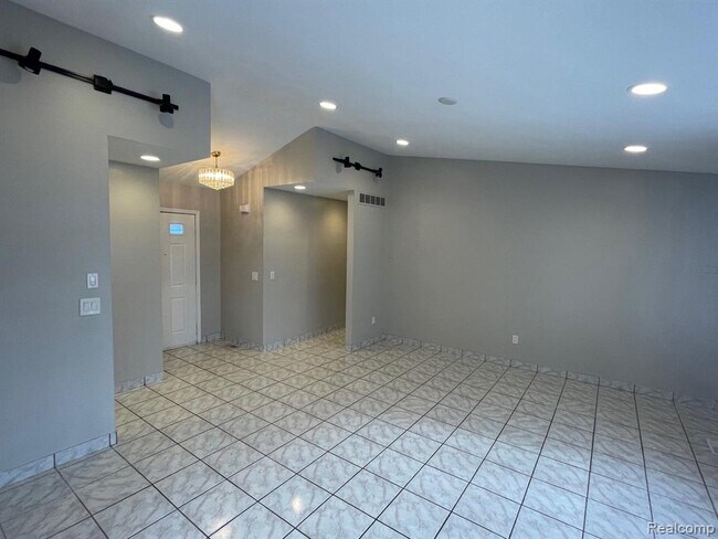 Building Photo - 2130 Lindell Rd