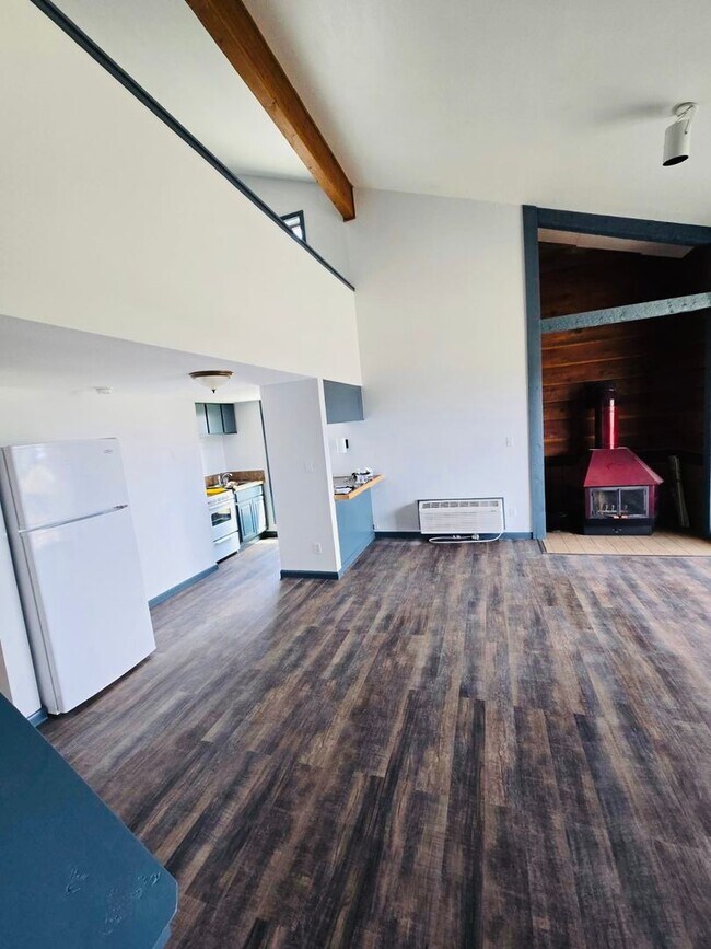 Foto del edificio - Newly Remodeled Loft Apartment – 1.5 Baths, Fireplace, Water, Sewer, Trash, Snow Removal, and Lan...