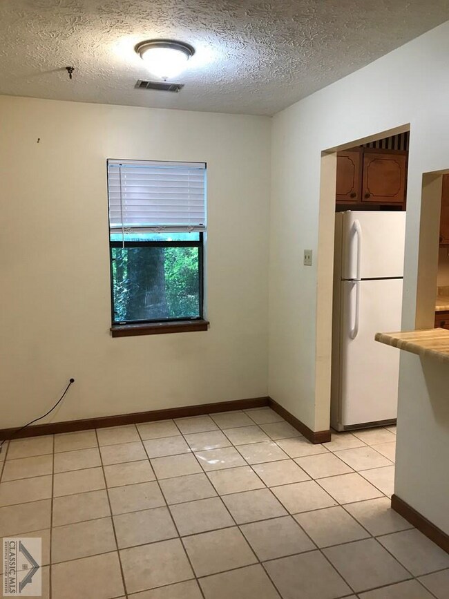 Building Photo - 725 Beaverdam Rd