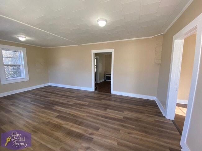 Building Photo - Quaint Cottage Walking Distance to Downtown West Jefferson