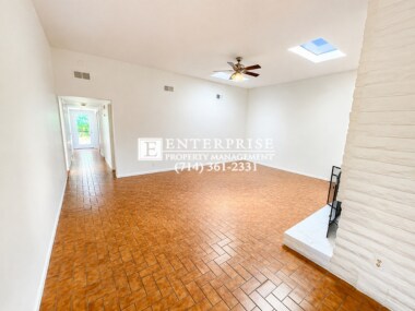 Foto del edificio - Beautiful Upgraded 3-bedroom rental home near UC Irvine with New Floors