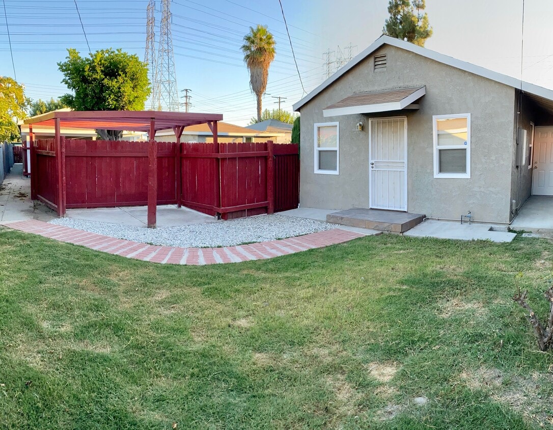 Front Yard/patio - 8721 Walnut St