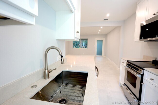 Foto del edificio - 631 NE 17th Way